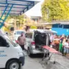 Anggota Polres Salatiga mengevakuasi satpam SPPG yang meninggal saat bertugas, Sabtu (19/9/2026)