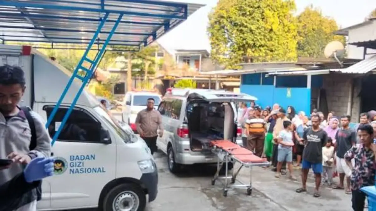 Anggota Polres Salatiga mengevakuasi satpam SPPG yang meninggal saat bertugas, Sabtu (19/9/2026)