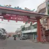 Di Gapura Pecinan Jalan Winaon, Kota Cirebon
