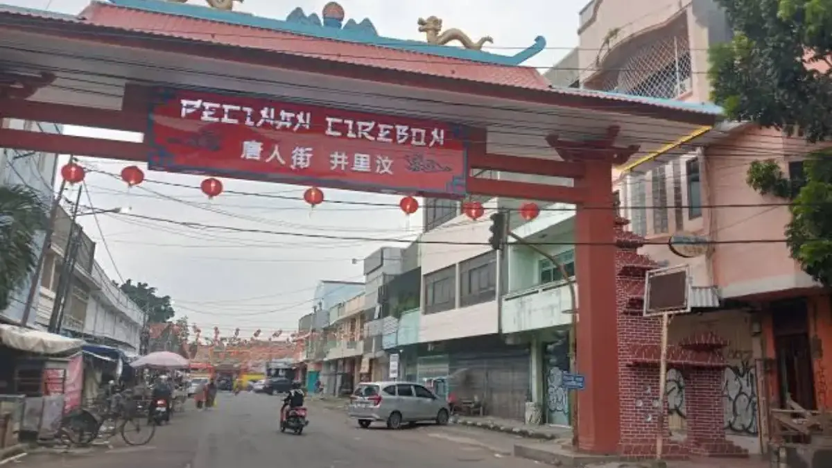 Di Gapura Pecinan Jalan Winaon, Kota Cirebon