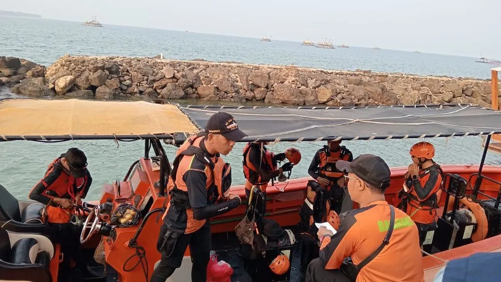 Basarnas memberangkatkan tim pencarian untuk wilayah sekitar Pulau Sertung, Selat Sunda, Banten, Jumat (11/9/2