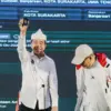 Jokowi menunjukkan KTA PSI dalam Rakorda DPP PSI Kota Bandung pada Sabtu (26/9). (PSI)