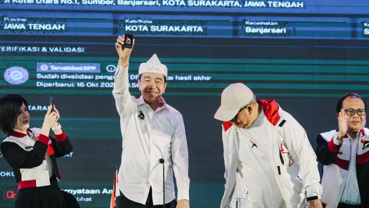 Jokowi menunjukkan KTA PSI dalam Rakorda DPP PSI Kota Bandung pada Sabtu (26/9). (PSI)