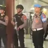 Sejumlah aparat kepolisian bersenjata lengkap berjaga saat penggeledahan Kantor Bupati Gowa, Sulawesi Selatan,
