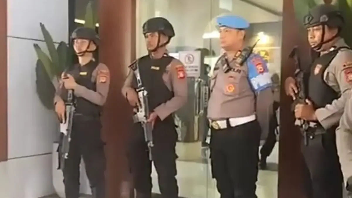 Sejumlah aparat kepolisian bersenjata lengkap berjaga saat penggeledahan Kantor Bupati Gowa, Sulawesi Selatan,