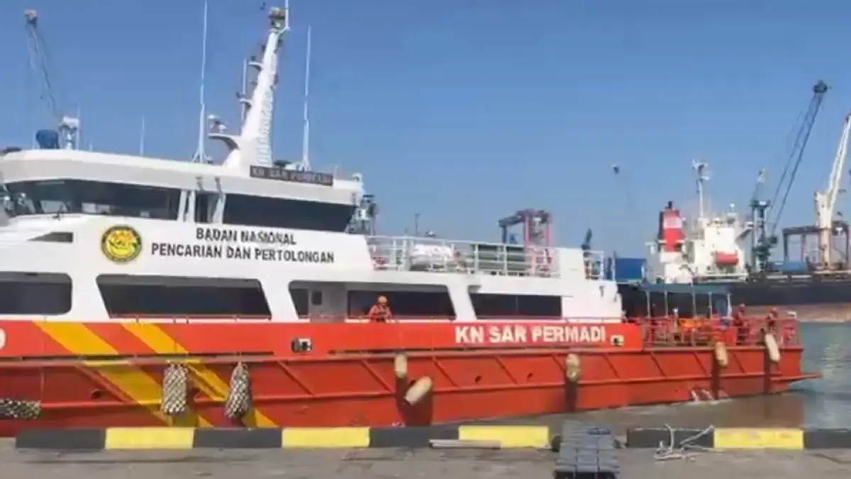 Kapal Tim SAR Surabaya membantu mencari Virgo Transport 8 yang hilang kontak, Minggu (13/9). (Foto: Dok. Basar