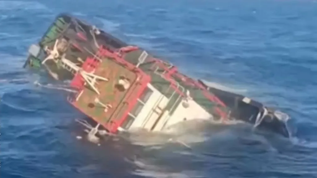 Tangkapan layar - Video sebuah tugboat TB MT20 1301 tenggelam di perairan sekitar 15 mil laut dari Pulau Bawea