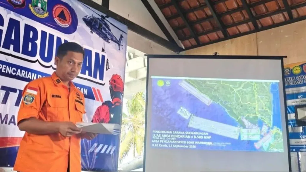 Kepala Seksi Operasi Kantor SAR Banten, Rizky Dwianto, memaparkan strategi rencana Operasi SAR hari ke-10 terh