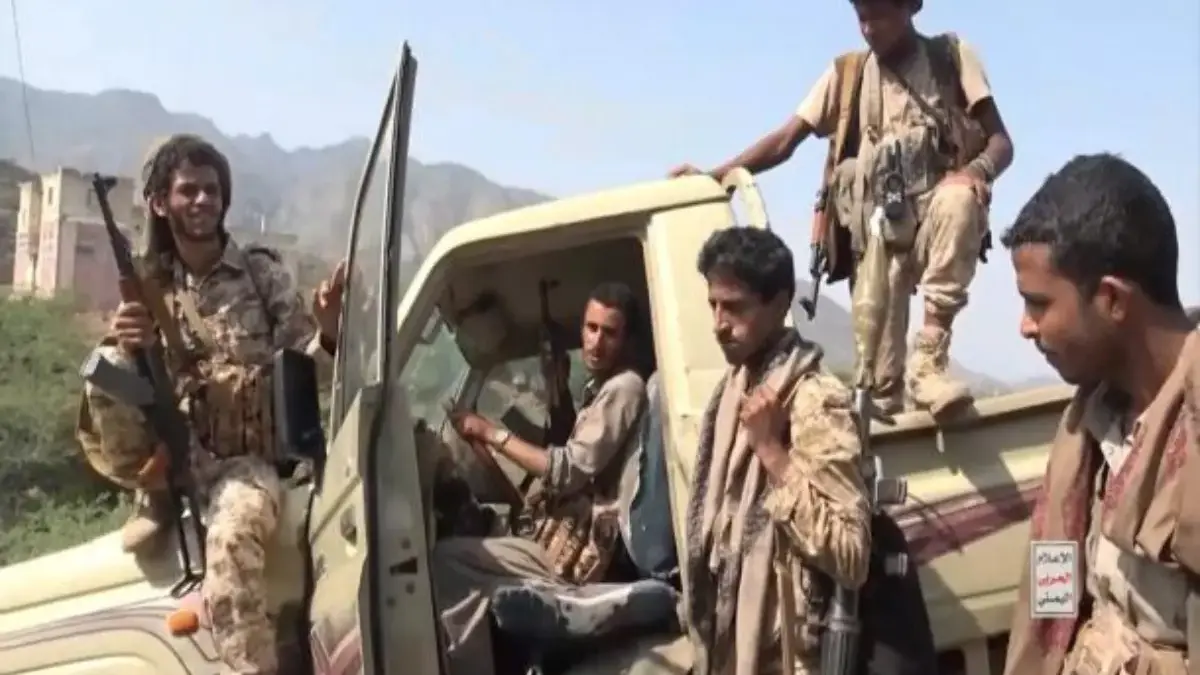 Militan Houthi dalam sebuah kendaraan militer usai menguasai kota pelabuhan Mokha, Yaman. Foto dirilis ke medi
