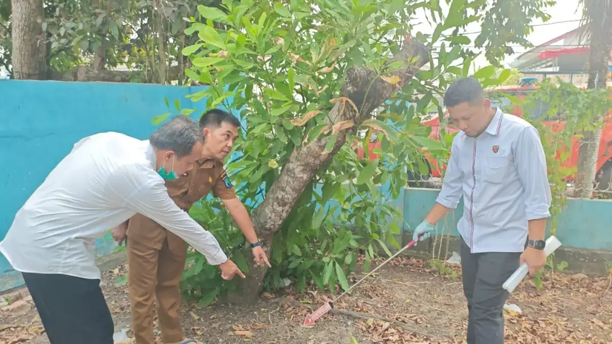Petugas kepolisian saat melakukan olah tempat kejadian perkara (TKP) suami bunuh istri di Ogan Komering Ilir,