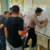 Posko informasi keluarga korban KMP Virgo Transport 8 di Pelabuhan Tanjung Perak Surabaya, Minggu (13/9). (Fot