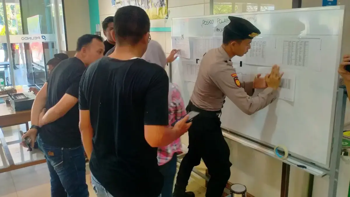 Posko informasi keluarga korban KMP Virgo Transport 8 di Pelabuhan Tanjung Perak Surabaya, Minggu (13/9). (Fot