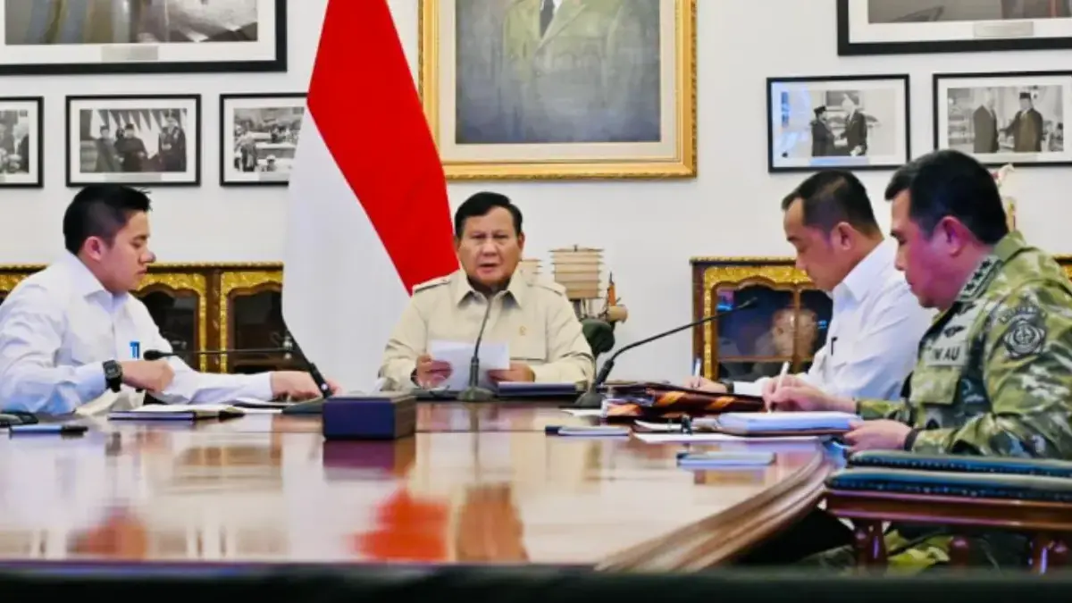 Presiden Prabowo Minta Kapolri Tindak Tegas Korporasi Penyebab Karhutla Presiden Prabowo Subianto memimpin Rapat Terbatas Perkembangan Penanganan Bencana Alam, di Istana Merdeka, Jak
