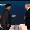 Presiden Prabowo Subianto (kelima kiri) bersama sejumlah Menteri kabinet Merah Putih melakukan pertemuan denga