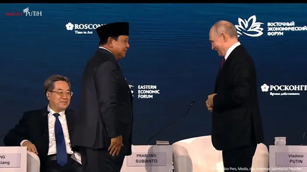 Presiden Prabowo Subianto (kelima kiri) bersama sejumlah Menteri kabinet Merah Putih melakukan pertemuan denga