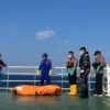 Proses evakuasi jenazah di dalam KM Virgo Transport 8 yang tenggelam di Laut Jawa, Senin (21/9). (Foto: Dok. B