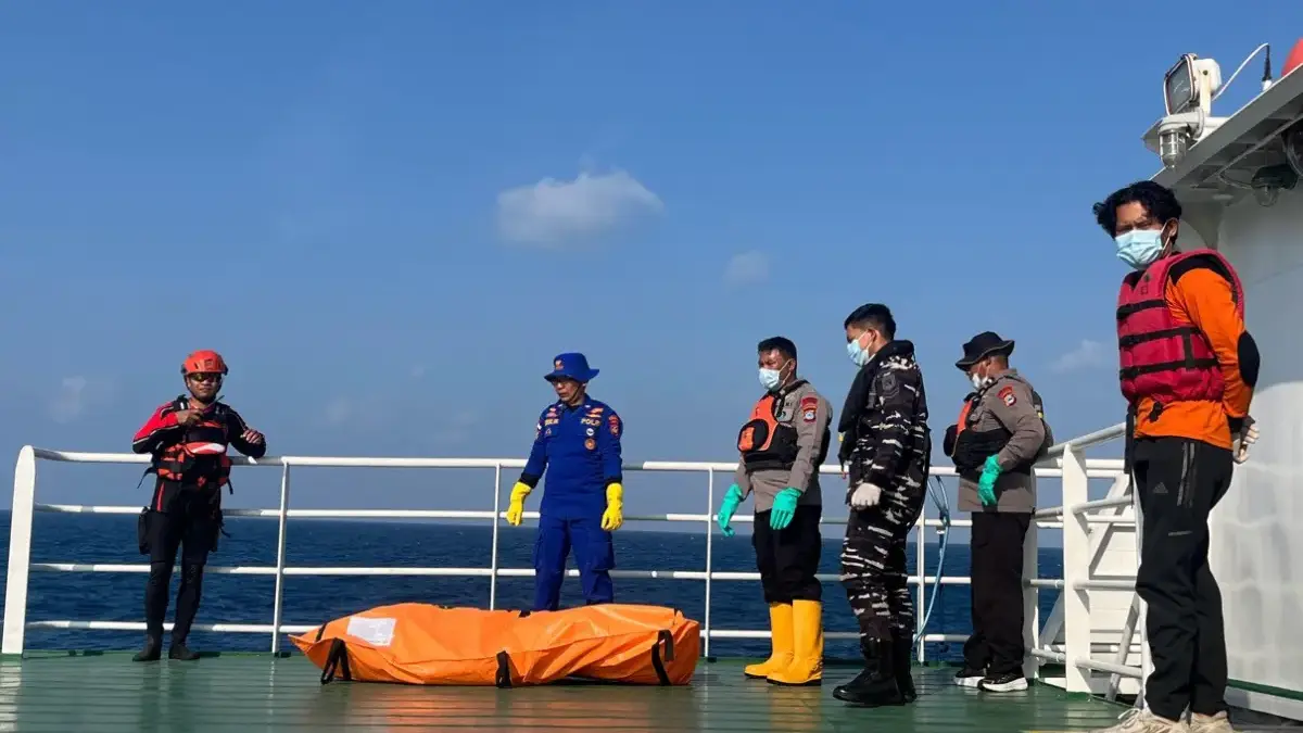 Proses evakuasi jenazah di dalam KM Virgo Transport 8 yang tenggelam di Laut Jawa, Senin (21/9). (Foto: Dok. B