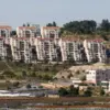 Permukiman Kiryat Arba - yang dianggap ilegal menurut hukum internasional - tampak di latar belakang di tanah