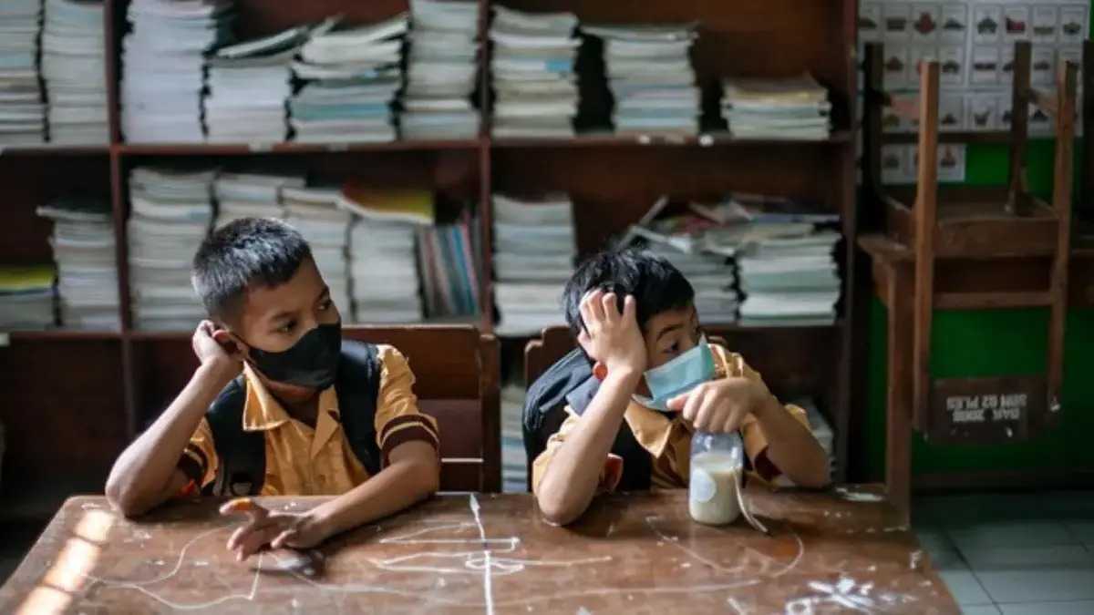Sekolah dan Kampus di Wilayah Terdampak Berat Erupsi GAK Terapkan Pembelajaran Jarak Jauh Dinas Kesehatan Kota Tangerang meminta agar masyarakat mewaspadai dampak kesehatan akibat sebaran abu vulkanik