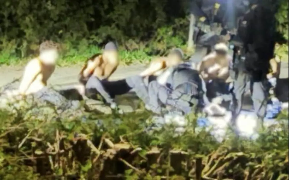 Polisi Inggris Tangkap 5 Terduga Teroris di Dekat Pangkalan Udara AS, Warga Ditevakuasi Beberapa pria ditangkap dengan todongan senjata setelah ditemukan bahan peledak dan bahan kimia di dalam sebua