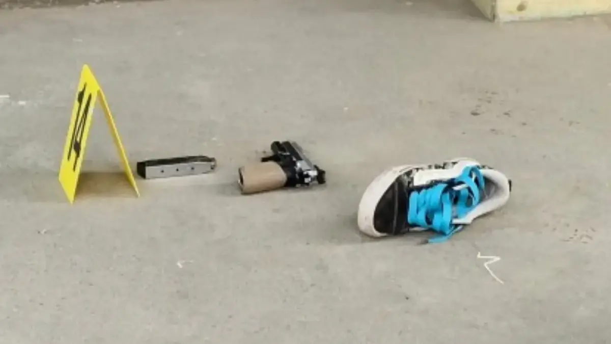 Pistol Glock 9mm yang digunakan dalam penembakan di kampus SMA Banga di South Cotabato dan sepatu milik terdug