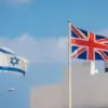 Bendera Inggris dan Israel terlihat di jalan Kikar Plumer di Tel Aviv. (Foto: iStock, AllyE)