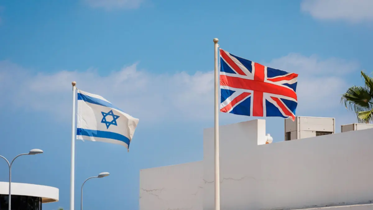 Bendera Inggris dan Israel terlihat di jalan Kikar Plumer di Tel Aviv. (Foto: iStock, AllyE)