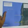 Personel Basarnas Banten menunjukkan peta posisi terakhir kapal yang hilang kontak di Posko SAR Nasional, Pand