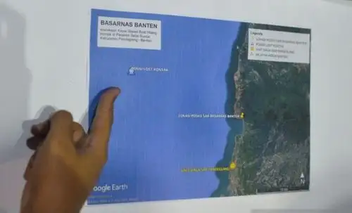 Cari Rombongan Wartawan yang Hilang Kontak di Selat Sunda, SAR Banten Kerahkan Dua Drone Termal Personel Basarnas Banten menunjukkan peta posisi terakhir kapal yang hilang kontak di Posko SAR Nasional, Pand