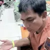 Ahmad Saudi, penumpang yang selamat korban kecelakaan Kapal Virgo Transport 8, memberikan keterangan setelah m