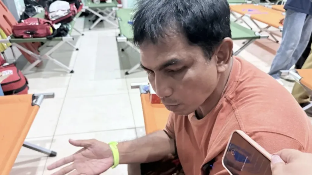 Ahmad Saudi, penumpang yang selamat korban kecelakaan Kapal Virgo Transport 8, memberikan keterangan setelah m