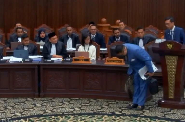 Hakim MK Tegur dan Usir Ahli Pihak Terkait Gibran karena Pernyataannya soal Sidang PHPU Ilegal Hakim MK Tegur dan Usir Ahli Pihak Terkait Gibran karena Pernyataannya soal Sidang PHPU Ilegal