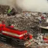 Kebakaran Lahan Merembet ke TPA Gunung Santri Cirebon, Petugas Padamkan Bara di Bawah Tumpukan Sampah
