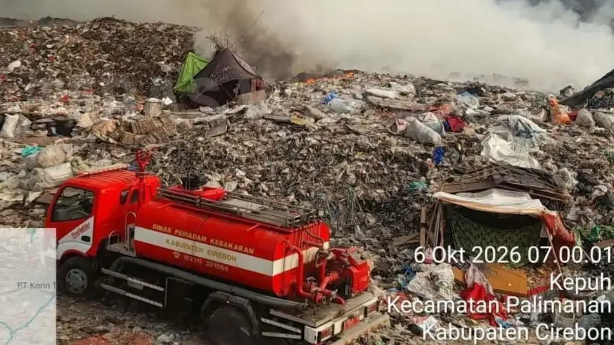 Kebakaran Lahan Merembet ke TPA Gunung Santri Cirebon, Petugas Padamkan Bara di Bawah Tumpukan Sampah