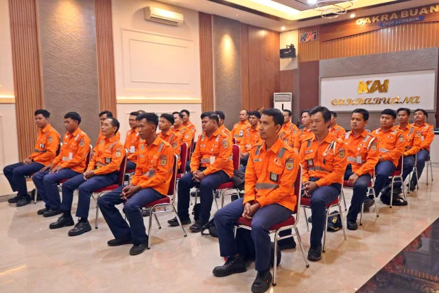 Peran Vital Penjaga Perlintasan KAI Daop 3 Cirebon: Garda Terdepan Keselamatan Perjalanan Kereta Api
