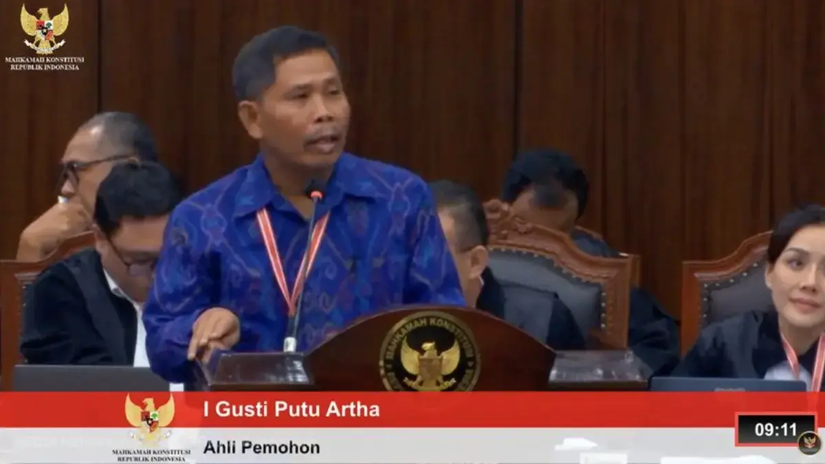 Sidang Gibran, Mantan KPU Paparkan Proses Verifikasi Dokumen Keabsahan Syarat Pendidikan Calon Kepala Daerah I Gusti Putu Artha di Gedung Mahkamah Konstitusi, Jakarta, Selasa (2/4/2024). (Tangkapan Layar Youtube Mahkama